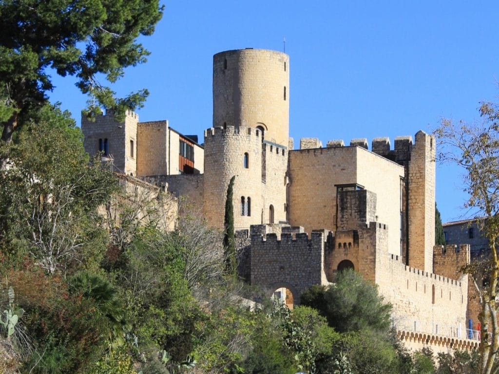 Castellet, un pueblo bonito con vistas a un pantano