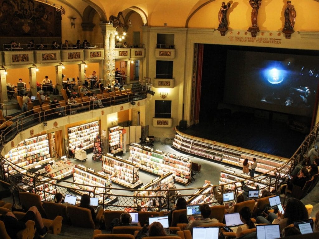 El cinema-librería más bonito de Europa. Uno de los lugares que ver en Florencia gratis