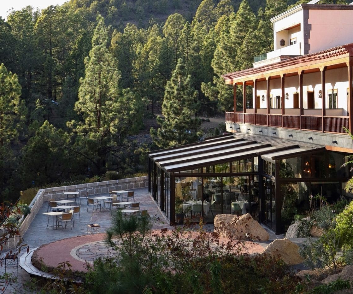 El Hotel Spa Villalba, en Tenerife, rodeado de pinos y naturaleza, alojamiento de lujo con spa para una escapada relajante en Canarias.