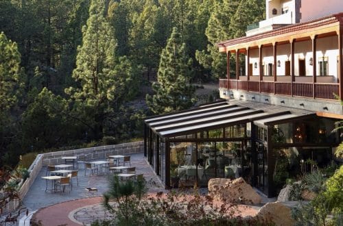El Hotel Spa Villalba, en Tenerife, rodeado de pinos y naturaleza, alojamiento de lujo con spa para una escapada relajante en Canarias.